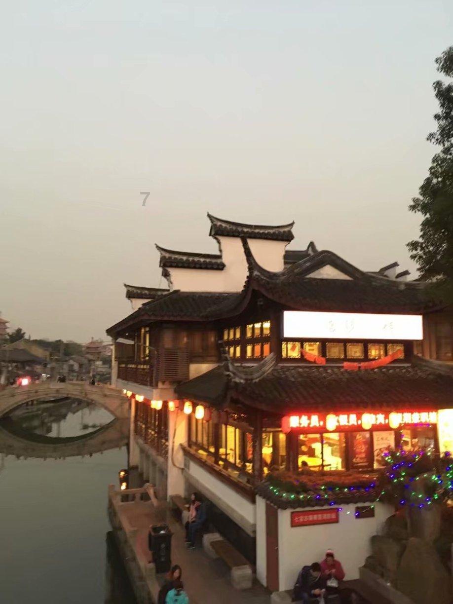 女子热衷钢管舞,和男教练亲密训练显尴尬,练柔体时惨叫